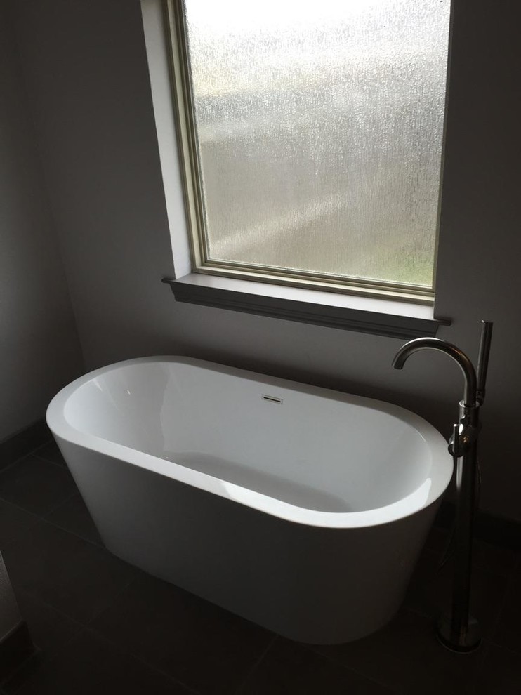 Immagine di una piccola stanza da bagno padronale design con top in granito e vasca freestanding