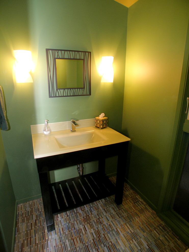 サンフランシスコにある中くらいなコンテンポラリースタイルのおしゃれなトイレ・洗面所 (緑の壁、濃色木目調キャビネット、マルチカラーのタイル、セラミックタイル、セラミックタイルの床、コンソール型シンク、ガラスの洗面台) の写真