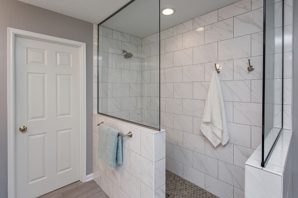 Exempel på ett mellanstort klassiskt vit vitt en-suite badrum, med luckor med infälld panel, vita skåp, ett platsbyggt badkar, en öppen dusch, en toalettstol med separat cisternkåpa, grå väggar, klinkergolv i keramik, ett undermonterad handfat, bänkskiva i kvarts, grått golv och med dusch som är öppen