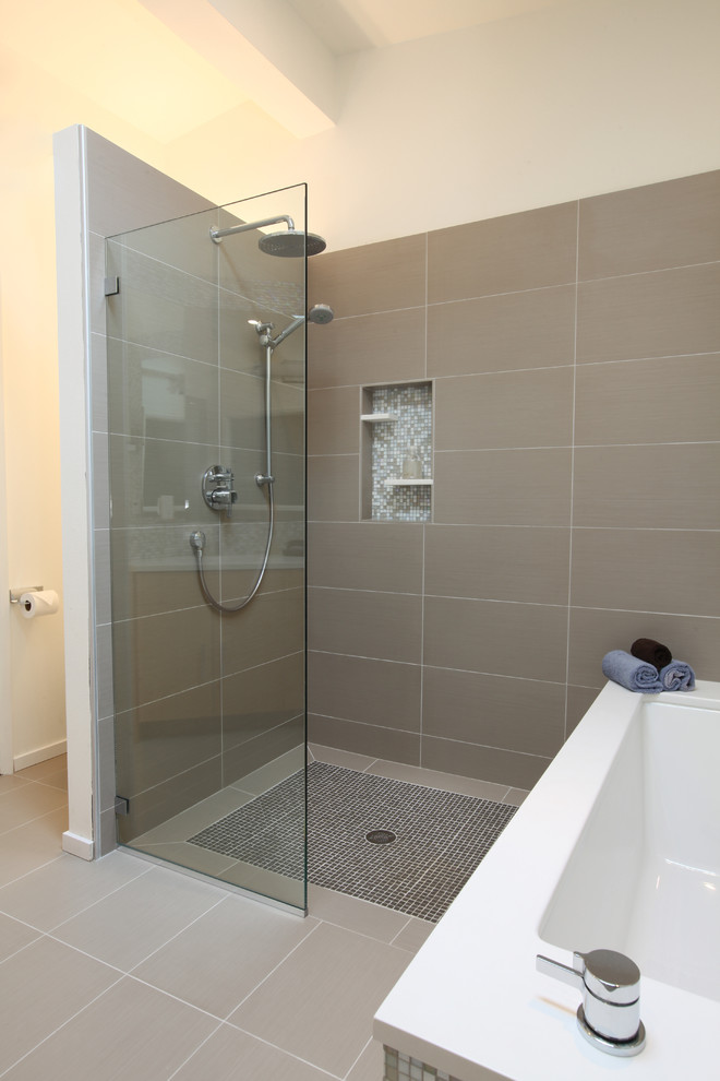 Example of a large mid-century modern master gray tile and porcelain tile porcelain tile wet room design in Seattle with an undermount sink, quartz countertops, an undermount tub, flat-panel cabinets, light wood cabinets, a one-piece toilet and white walls
