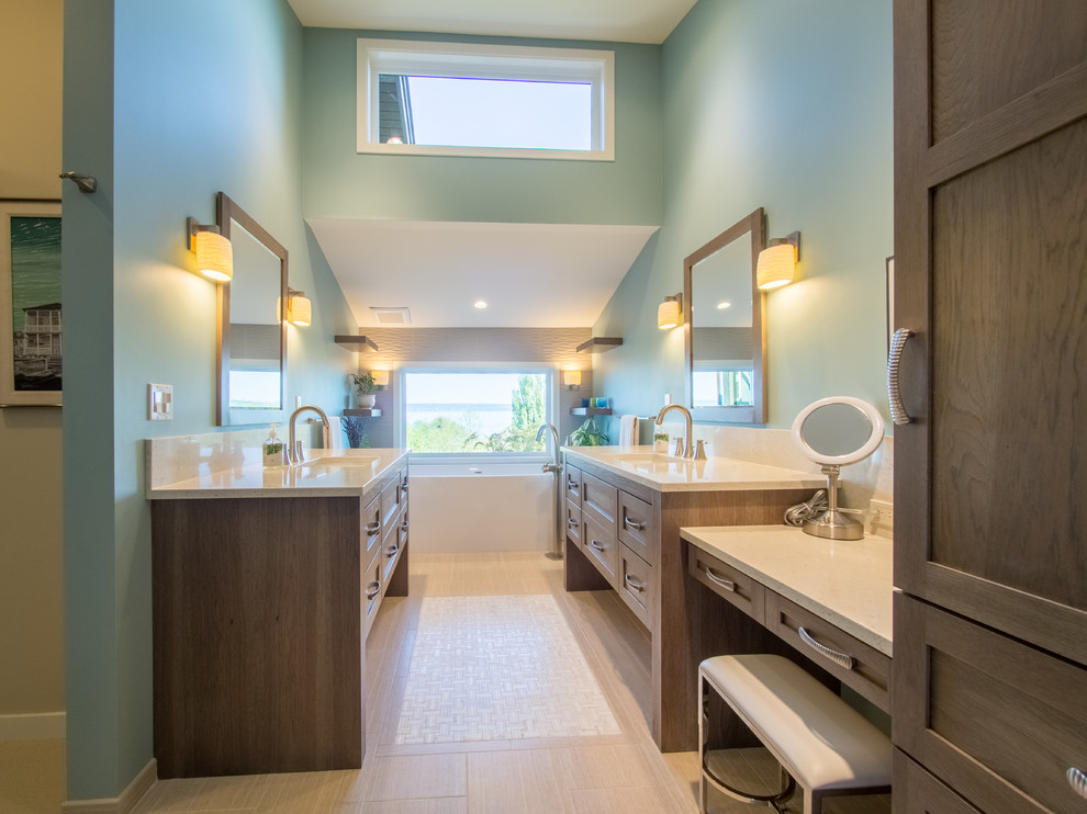 Exempel på ett mellanstort klassiskt beige beige en-suite badrum, med luckor med infälld panel, skåp i mellenmörkt trä, ett fristående badkar, en kantlös dusch, beige kakel, porslinskakel, bänkskiva i kvarts, en toalettstol med separat cisternkåpa, blå väggar, klinkergolv i porslin, ett undermonterad handfat, beiget golv och dusch med gångjärnsdörr