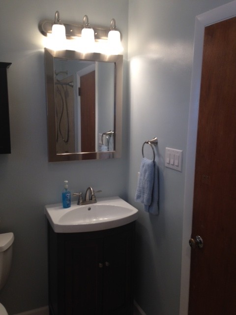 Réalisation d'une petite salle de bain tradition en bois foncé avec un lavabo intégré, un placard à porte shaker, une baignoire en alcôve, WC séparés, un carrelage beige, des carreaux de céramique, un mur bleu et un sol en carrelage de céramique.