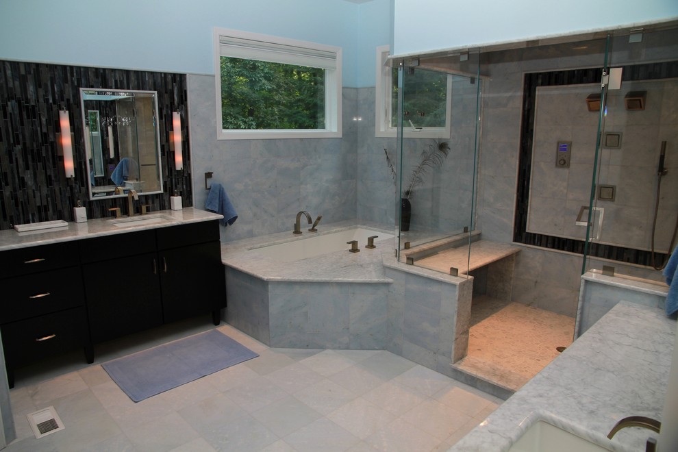 Idée de décoration pour une grande salle de bain principale design avec un lavabo encastré, une baignoire encastrée et un mur bleu.