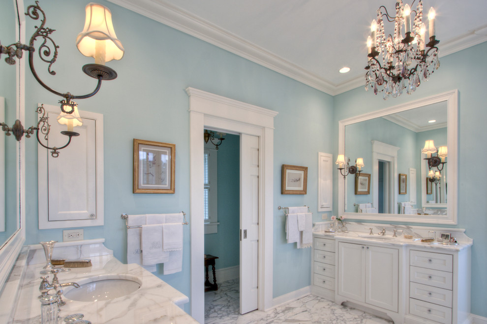 Пример оригинального дизайна: ванная комната: освещение в стиле кантри с мраморной столешницей