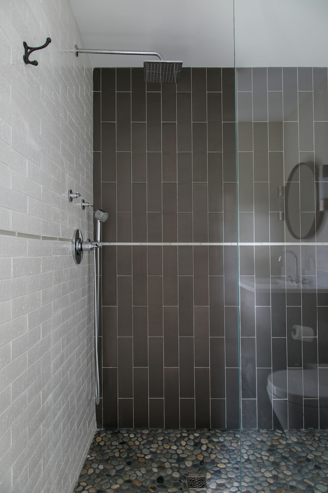 На фото: ванная комната в стиле модернизм с плиткой кабанчик и полом из галечной плитки