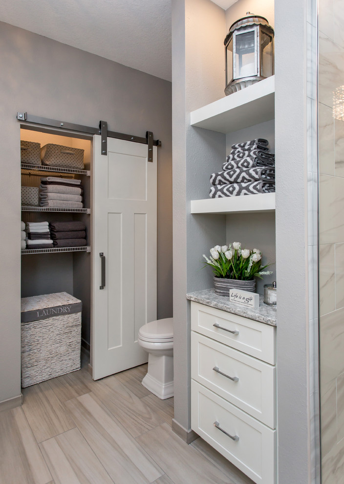 Idéer för ett mellanstort klassiskt en-suite badrum, med luckor med infälld panel, vita skåp, en dubbeldusch, en toalettstol med separat cisternkåpa, grå kakel, keramikplattor, grå väggar, klinkergolv i keramik, ett undermonterad handfat, bänkskiva i kvarts, grått golv och med dusch som är öppen