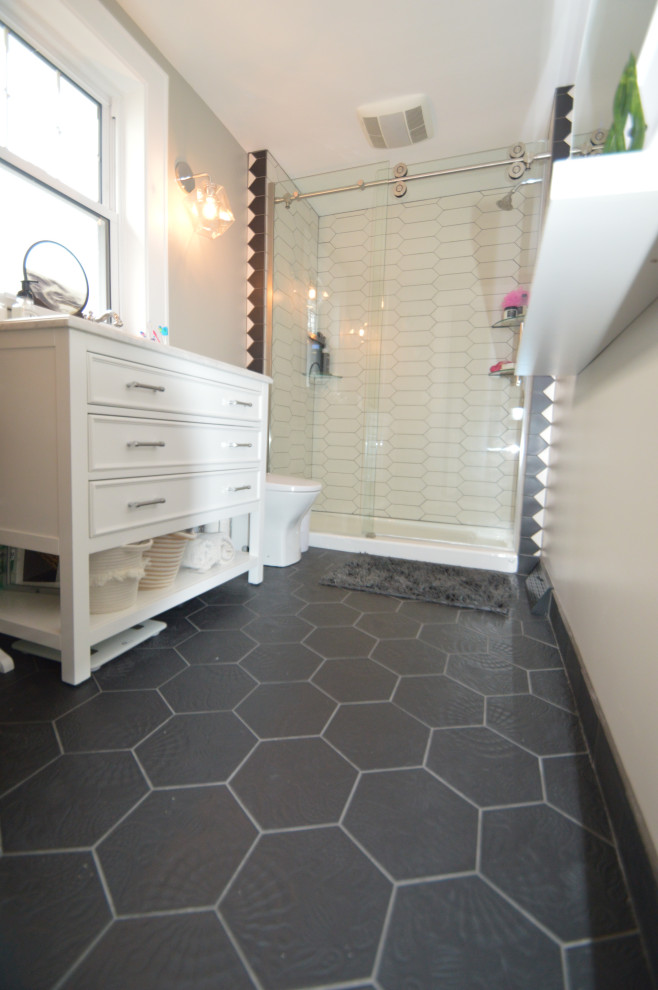 Idéer för ett mellanstort klassiskt vit en-suite badrum, med luckor med infälld panel, vita skåp, en dusch i en alkov, en toalettstol med separat cisternkåpa, vit kakel, keramikplattor, grå väggar, ett nedsänkt handfat, bänkskiva i akrylsten, grått golv och dusch med skjutdörr
