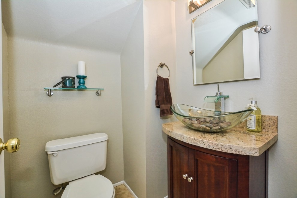Ejemplo de cuarto de baño contemporáneo de tamaño medio con puertas de armario de madera oscura, paredes blancas, suelo de travertino, aseo y ducha, lavabo de seno grande y encimera de granito