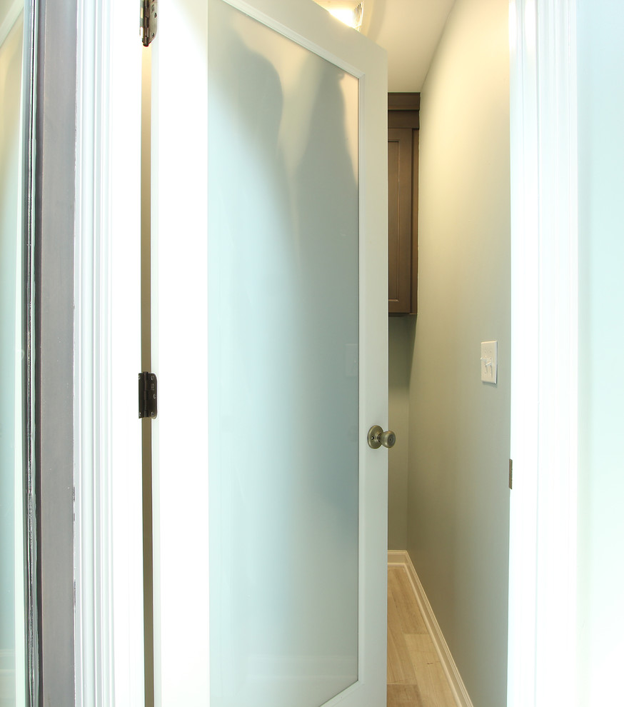 На фото: большая главная ванная комната в стиле неоклассика (современная классика) с фасадами с утопленной филенкой, серыми фасадами, душем в нише, раздельным унитазом, разноцветной плиткой, плиткой из листового стекла, серыми стенами, полом из известняка, врезной раковиной, столешницей из искусственного кварца, серым полом, душем с распашными дверями и бежевой столешницей с