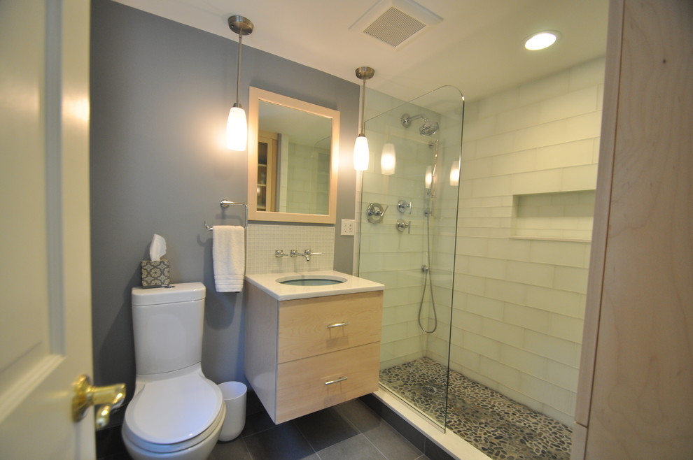 Idee per una stanza da bagno con doccia minimal di medie dimensioni con doccia alcova, WC monopezzo, piastrelle bianche, piastrelle di vetro, pareti grigie, pavimento in ardesia, lavabo sottopiano, top in quarzo composito, ante lisce e ante in legno chiaro