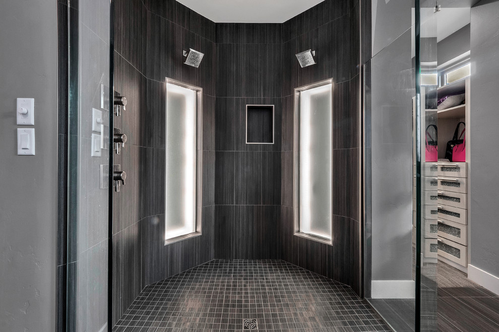 На фото: большая ванная комната в современном стиле с душем без бортиков, черной плиткой, керамогранитной плиткой, полом из керамогранита, черным полом и открытым душем