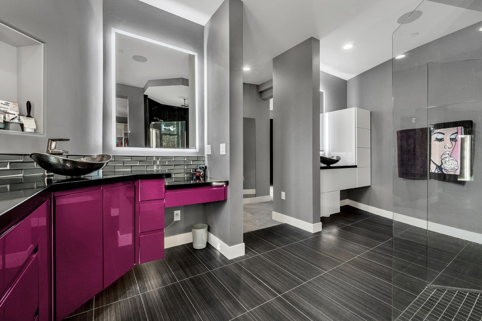 Cette photo montre une grande salle de bain tendance avec un placard à porte plane, des portes de placard violettes, un carrelage gris, un carrelage métro, un sol en carrelage de porcelaine, une vasque, un plan de toilette en quartz, un sol noir, aucune cabine et un plan de toilette noir.