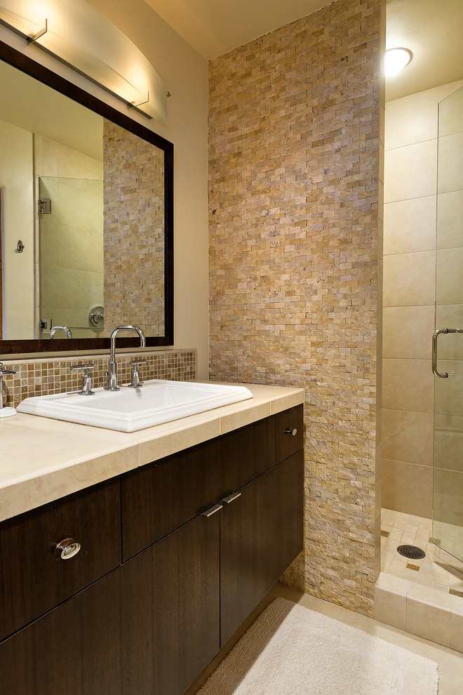 Idee per una stanza da bagno con doccia chic con ante lisce, ante in legno bruno, piastrelle beige, piastrelle in ceramica, pareti beige, pavimento in travertino e lavabo da incasso