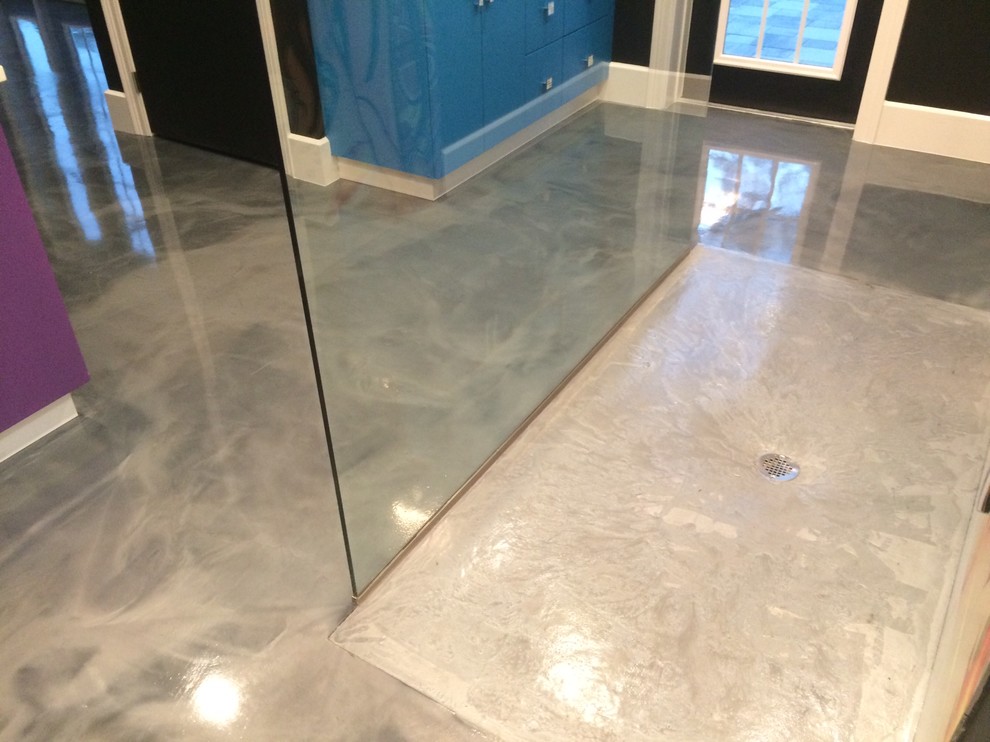 Doorless shower - large modern master concrete floor doorless shower idea in Miami