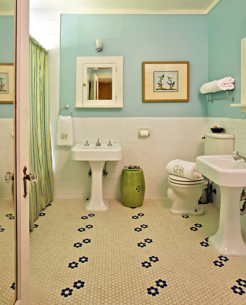 Идея дизайна: главная ванная комната среднего размера в классическом стиле с раковиной с пьедесталом, полом из мозаичной плитки, ванной в нише, душем над ванной, черно-белой плиткой, керамической плиткой, синими стенами и шторкой для ванной