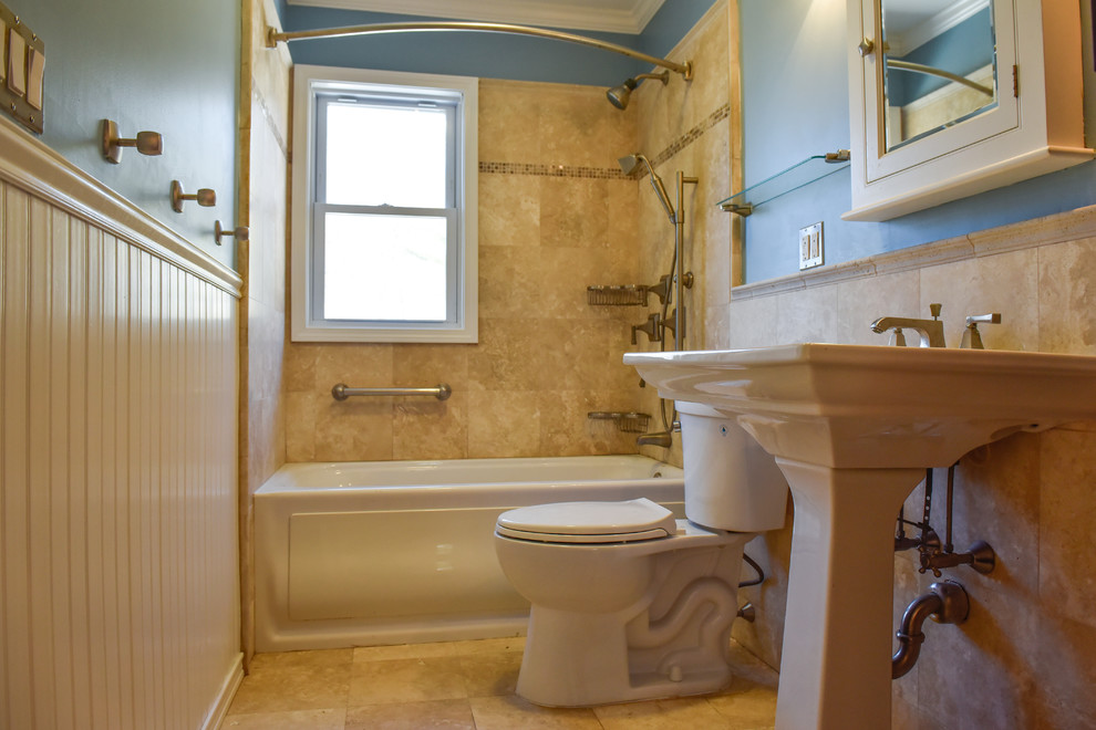 Свежая идея для дизайна: маленькая ванная комната в стиле неоклассика (современная классика) с ванной в нише, душем над ванной, унитазом-моноблоком, бежевой плиткой, керамогранитной плиткой, синими стенами, полом из керамогранита и раковиной с пьедесталом для на участке и в саду - отличное фото интерьера