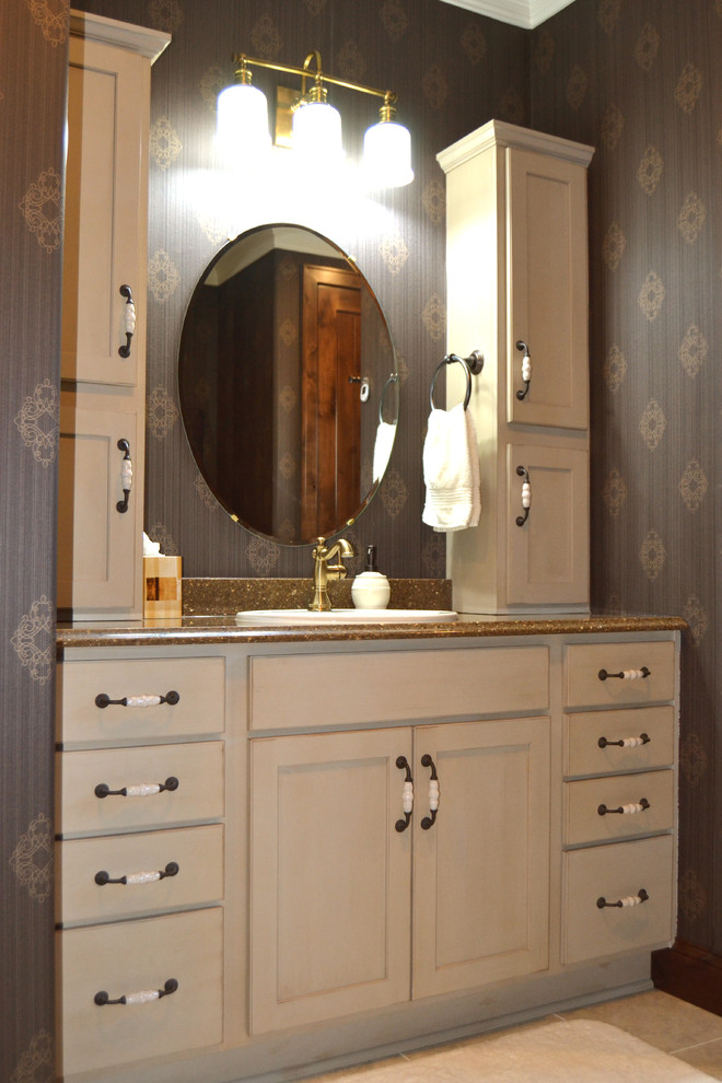 Ejemplo de cuarto de baño principal tradicional de tamaño medio con lavabo encastrado, armarios estilo shaker, encimera de cuarzo compacto y ducha empotrada