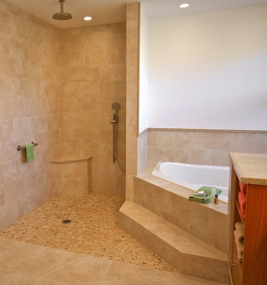 Modernes Badezimmer mit Unterbauwaschbecken, flächenbündigen Schrankfronten, Quarzwerkstein-Waschtisch, Eckbadewanne, offener Dusche, beigen Fliesen und Porzellanfliesen in Hawaii