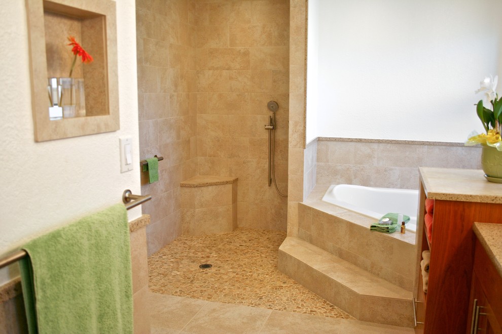 Ispirazione per una stanza da bagno padronale minimal di medie dimensioni con vasca ad angolo, doccia aperta, top in quarzo composito, piastrelle beige, piastrelle in gres porcellanato, ante lisce e pareti gialle