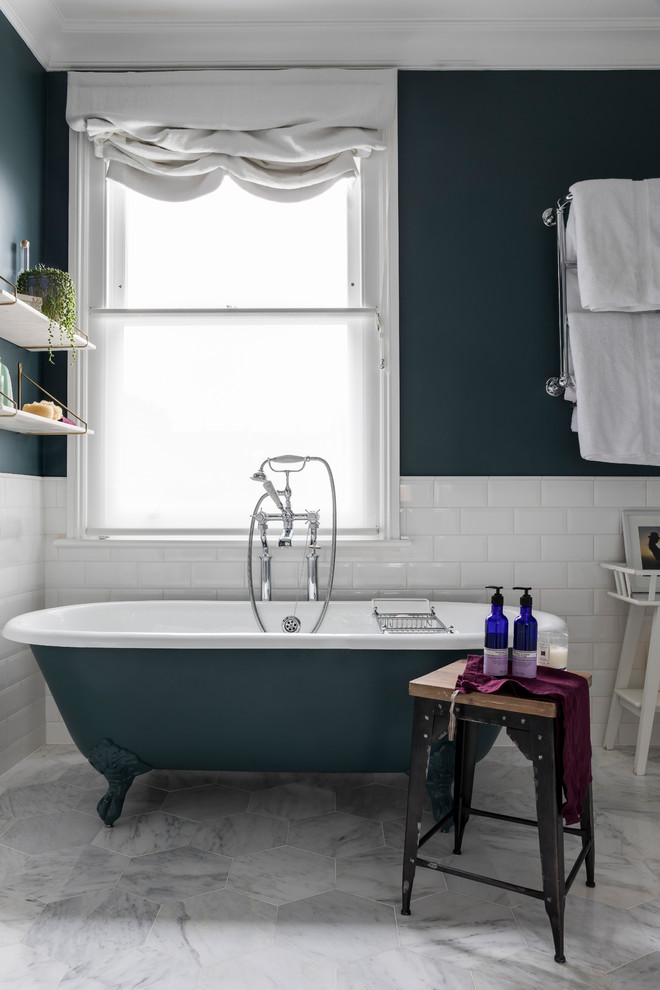 Foto de cuarto de baño principal tradicional con bañera con patas, armarios abiertos, paredes verdes y suelo gris