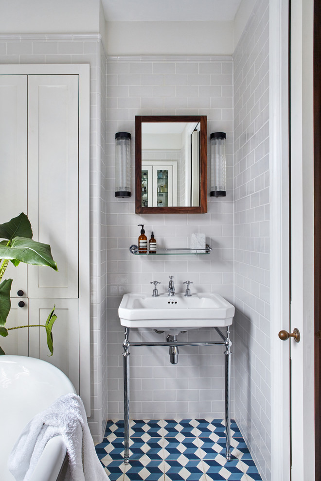 Exemple d'une petite salle de bain principale tendance avec un placard avec porte à panneau encastré, des portes de placard blanches, une baignoire indépendante, un carrelage blanc et des carreaux de céramique.