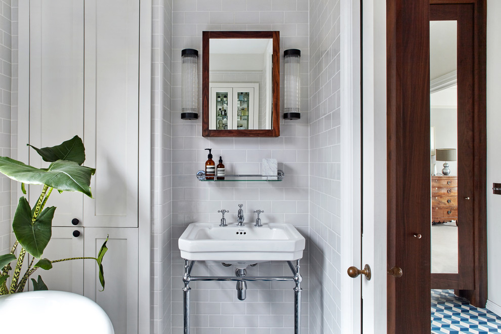 Modelo de cuarto de baño principal contemporáneo pequeño con armarios con paneles empotrados, puertas de armario de madera en tonos medios, bañera exenta, baldosas y/o azulejos blancos y baldosas y/o azulejos de cerámica