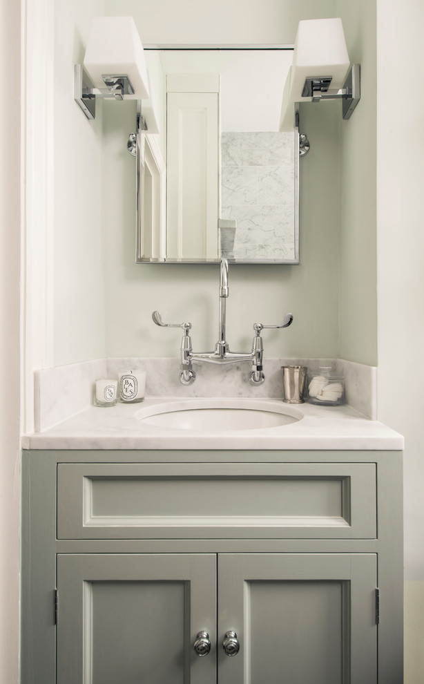 Ispirazione per una piccola stanza da bagno padronale classica con ante con riquadro incassato, ante verdi e top in marmo