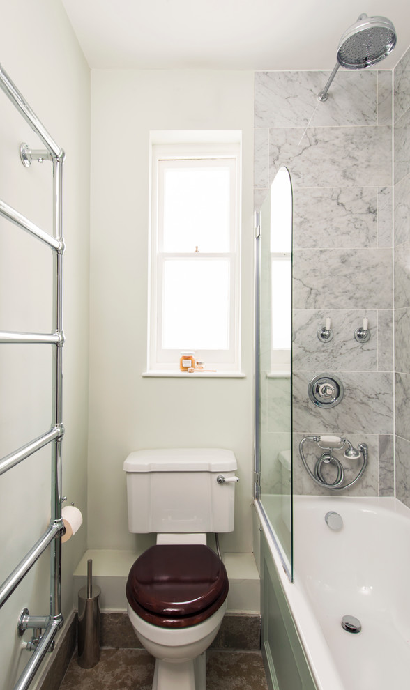 Стильный дизайн: маленькая главная ванная комната в классическом стиле с накладной ванной, душем над ванной, унитазом-моноблоком и полом из известняка для на участке и в саду - последний тренд