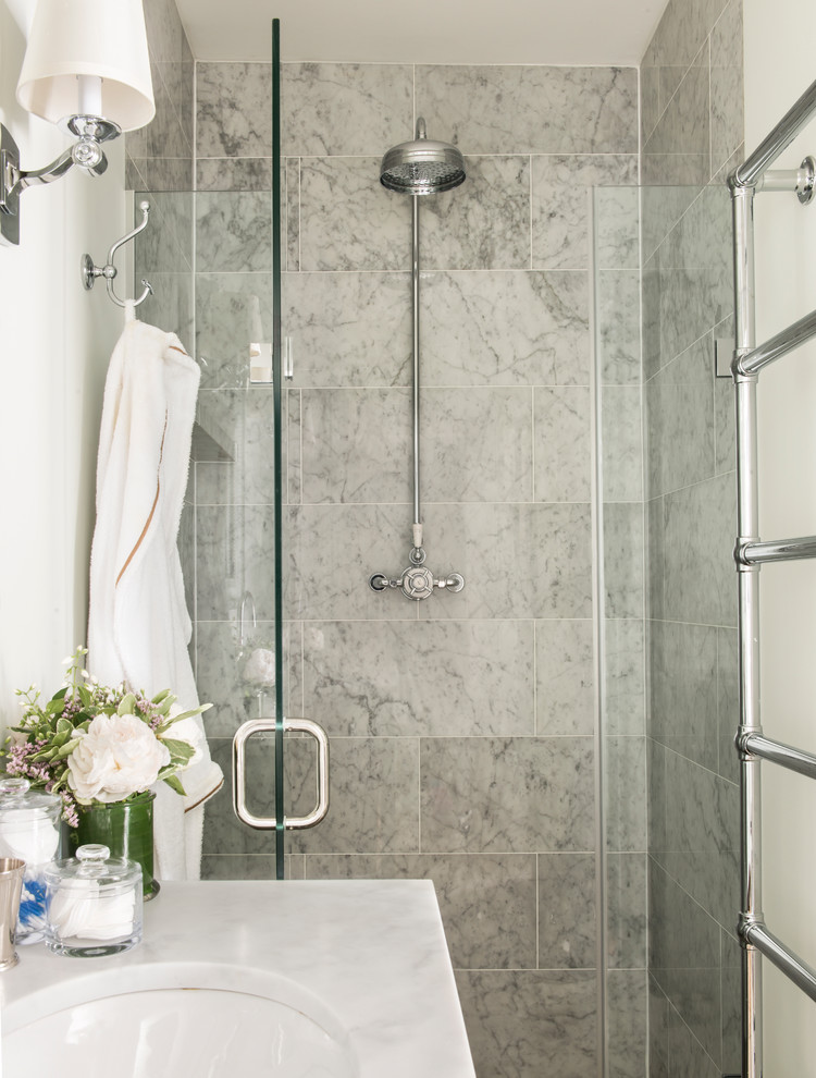 ロンドンにある高級な中くらいなトラディショナルスタイルのおしゃれなマスターバスルーム (アンダーカウンター洗面器、大理石の洗面台、アルコーブ型シャワー、ライムストーンの床、グレーの壁) の写真