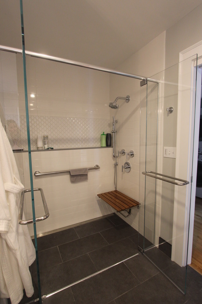 Diseño de cuarto de baño minimalista, de tamaño medio, con armarios con paneles lisos, puertas de armario blancas, ducha a ras de suelo, sanitario de dos piezas, baldosas y/o azulejos blancos, baldosas y/o azulejos de cerámica, paredes grises, suelo de baldosas de porcelana, lavabo bajoencimera, encimera de cuarzo compacto, suelo gris y ducha con puerta con bisagras