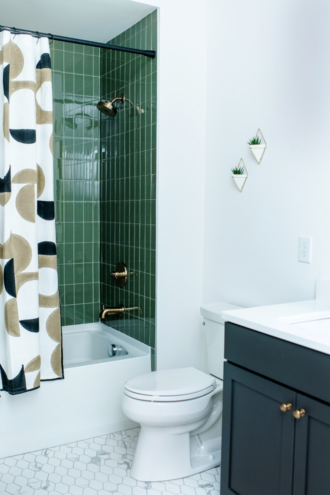 На фото: ванная комната в современном стиле с фасадами с утопленной филенкой, серыми фасадами, накладной ванной, угловым душем, раздельным унитазом, зеленой плиткой, керамической плиткой, белыми стенами, полом из керамической плитки, врезной раковиной, столешницей из кварцита, белым полом, шторкой для ванной, белой столешницей, тумбой под две раковины и встроенной тумбой с