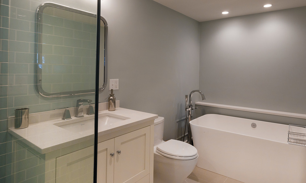 На фото: большая ванная комната в классическом стиле с фасадами с утопленной филенкой, белыми фасадами, синими стенами, полом из керамической плитки и врезной раковиной с