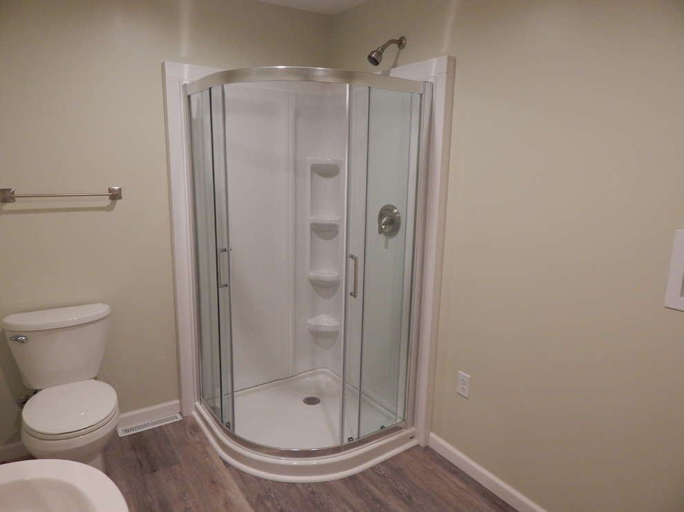 Свежая идея для дизайна: ванная комната среднего размера в стиле неоклассика (современная классика) с полом из ламината, угловым душем, унитазом-моноблоком, белыми стенами и раковиной с пьедесталом - отличное фото интерьера
