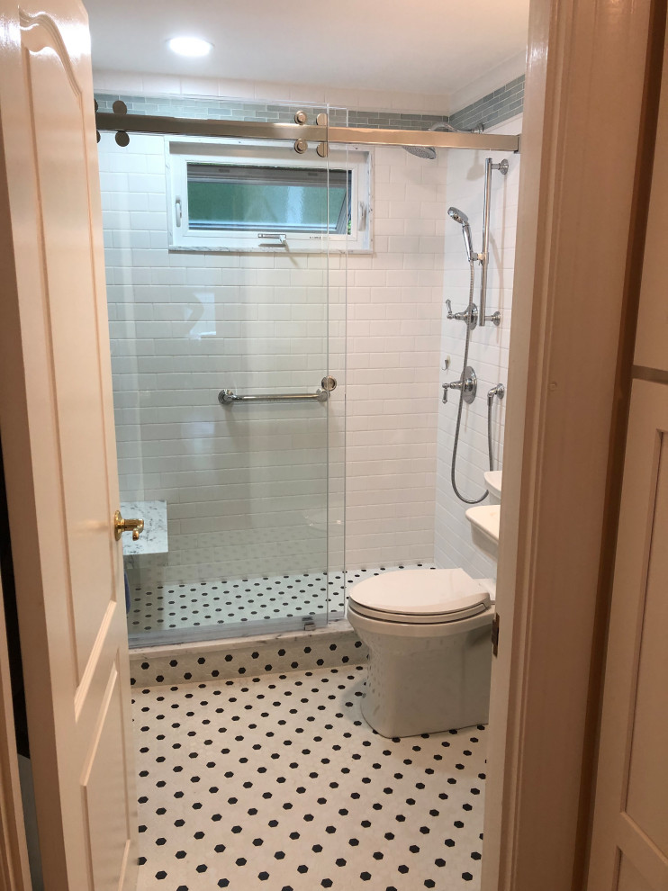 Idéer för ett mellanstort klassiskt badrum med dusch, med en dusch i en alkov, en toalettstol med separat cisternkåpa, svart och vit kakel, keramikplattor, grå väggar, mosaikgolv, ett piedestal handfat, svart golv och dusch med skjutdörr