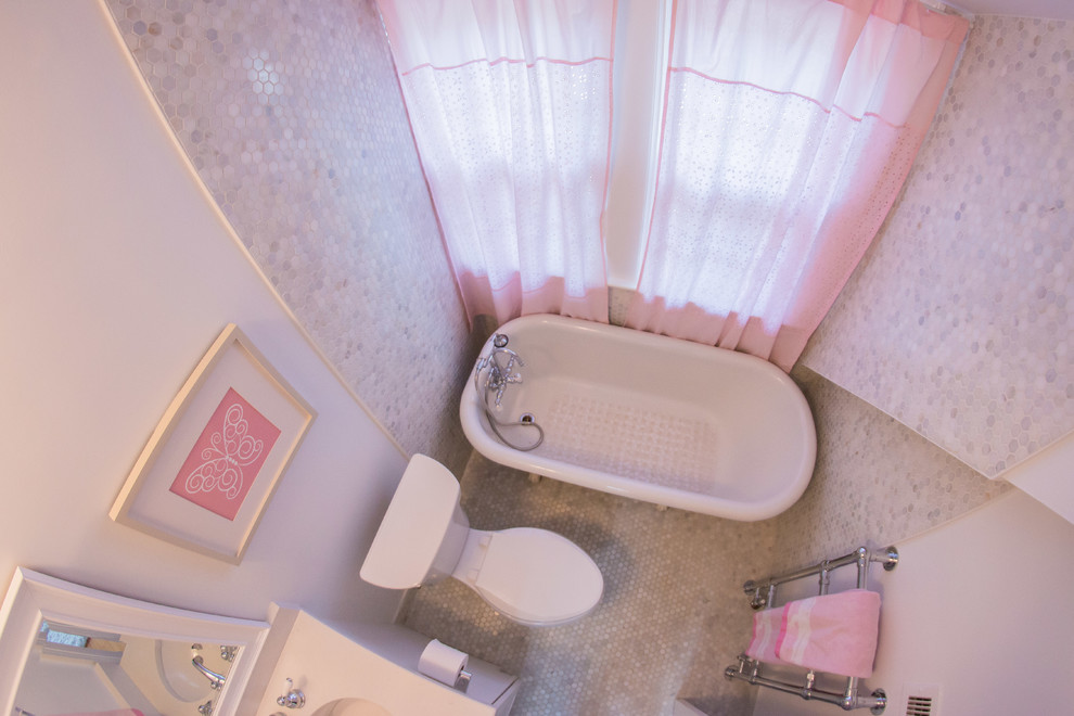 Klassisk inredning av ett litet badrum för barn, med skåp i shakerstil, vita skåp, ett fristående badkar, en toalettstol med hel cisternkåpa, vit kakel, stenkakel, vita väggar, mosaikgolv och ett undermonterad handfat