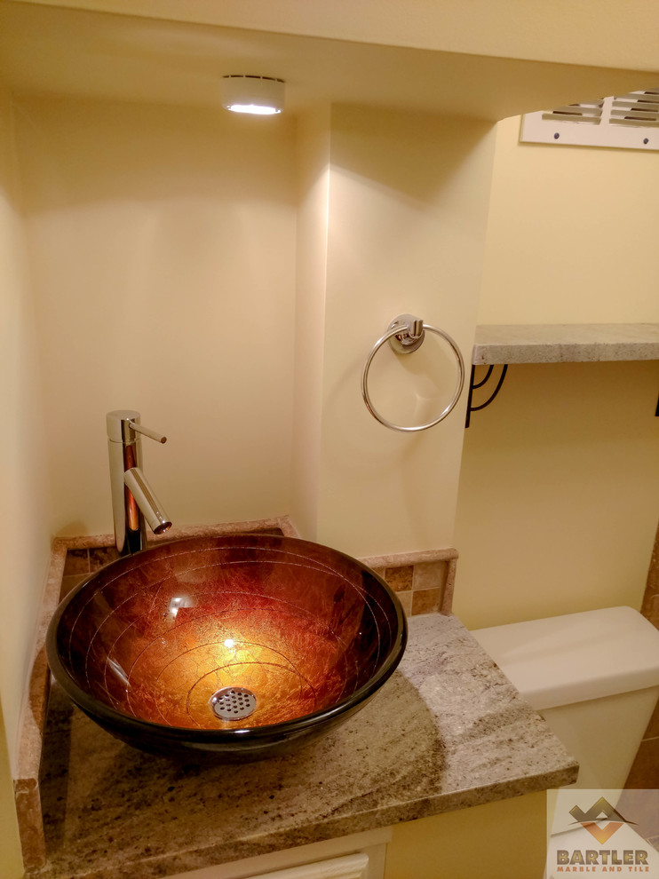 Идея дизайна: маленькая ванная комната в морском стиле с фасадами с утопленной филенкой, белыми фасадами, душем в нише, унитазом-моноблоком, коричневой плиткой, керамической плиткой, желтыми стенами, душевой кабиной, раковиной с пьедесталом и столешницей из кварцита для на участке и в саду