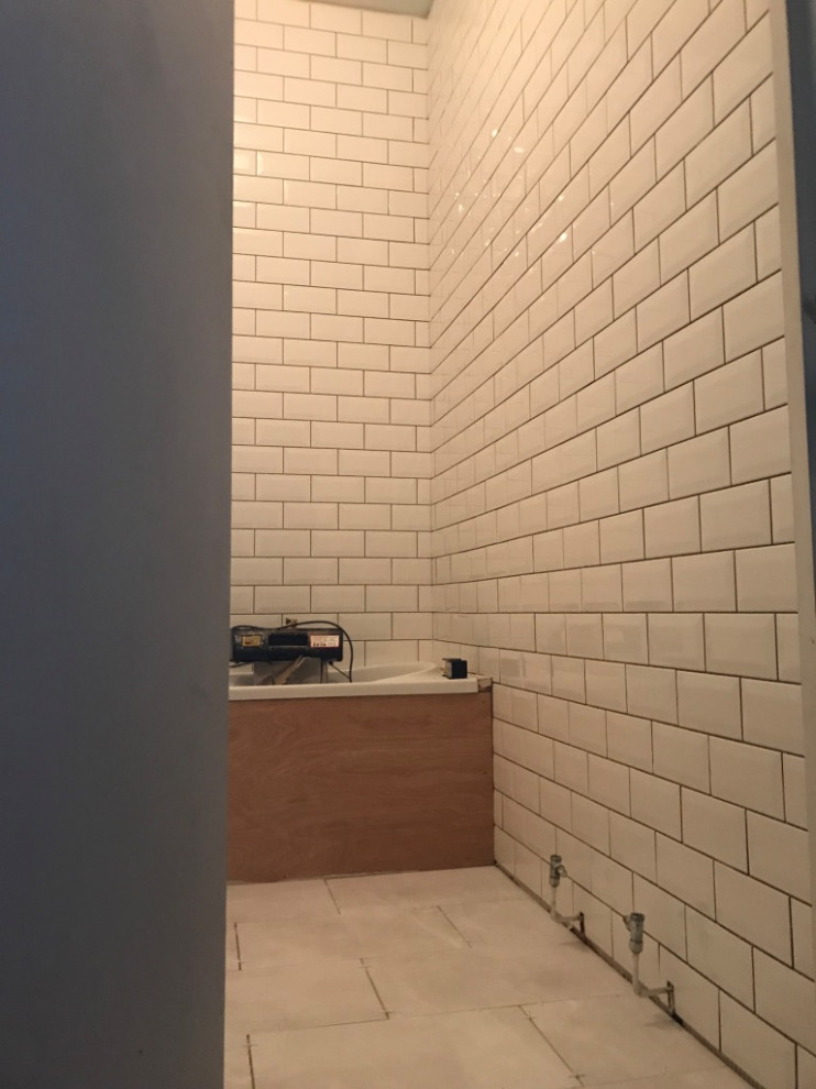 На фото: детская ванная комната среднего размера в викторианском стиле с отдельно стоящей ванной, душем без бортиков, унитазом-моноблоком, белой плиткой, керамической плиткой, белыми стенами, полом из керамической плитки, раковиной с пьедесталом, белым полом, душем с распашными дверями и тумбой под одну раковину с