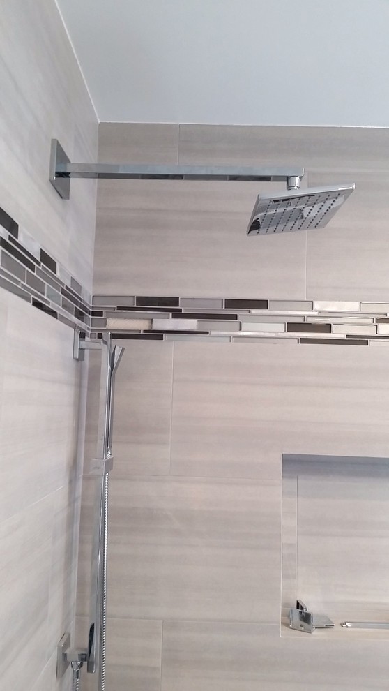 Immagine di una stanza da bagno padronale contemporanea di medie dimensioni con doccia ad angolo, piastrelle grigie, piastrelle in pietra e parquet chiaro