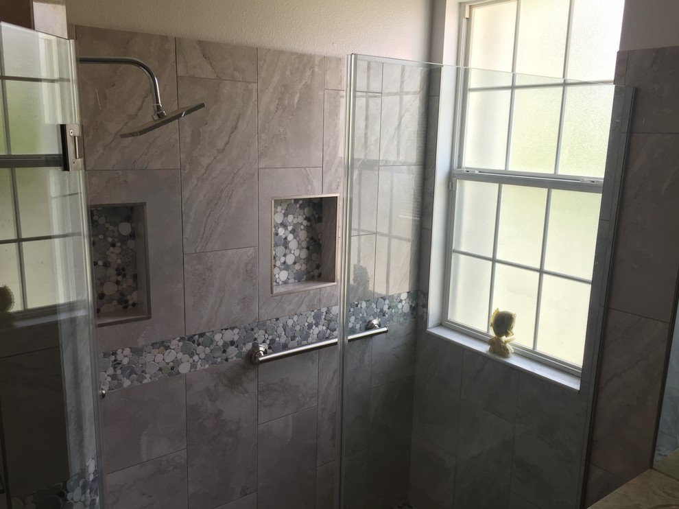 Inredning av ett klassiskt litet badrum med dusch, med en dusch i en alkov, svart och vit kakel, grå kakel, porslinskakel, vita väggar, klinkergolv i porslin, ett integrerad handfat, bänkskiva i kvarts, grått golv, dusch med gångjärnsdörr, luckor med upphöjd panel och vita skåp