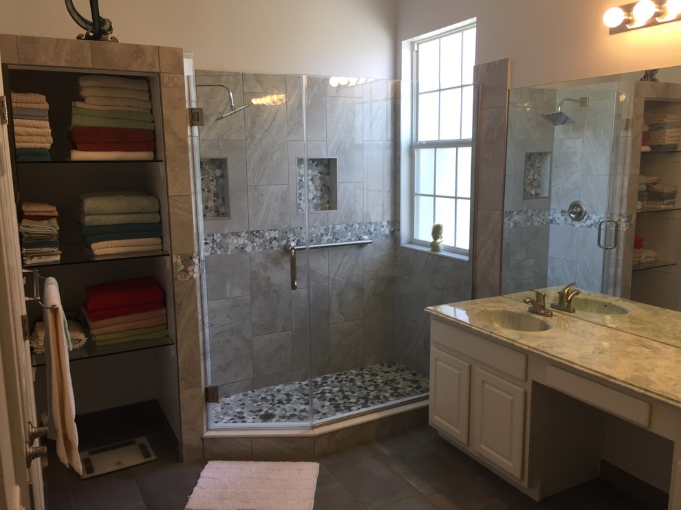 Klassisk inredning av ett litet badrum med dusch, med luckor med upphöjd panel, vita skåp, en dusch i en alkov, svart och vit kakel, grå kakel, porslinskakel, vita väggar, klinkergolv i porslin, ett integrerad handfat, bänkskiva i kvarts, grått golv och dusch med gångjärnsdörr