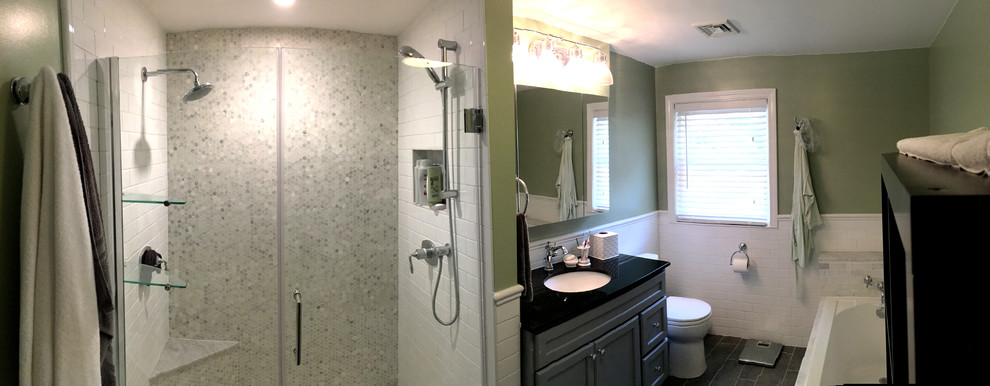 Réalisation d'une petite salle de bain principale design avec un placard à porte plane, des portes de placard grises, une baignoire posée, une douche double, WC séparés, un carrelage blanc, un carrelage de pierre, un mur vert, un sol en carrelage de céramique, un lavabo intégré et un plan de toilette en onyx.