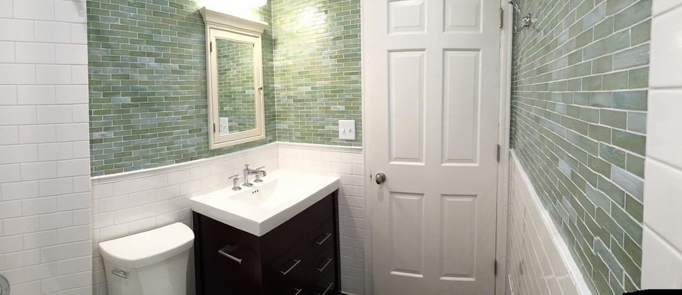 Ispirazione per una piccola stanza da bagno con doccia design con ante con riquadro incassato, ante bianche, piastrelle verdi, piastrelle di vetro, pareti verdi e top in superficie solida