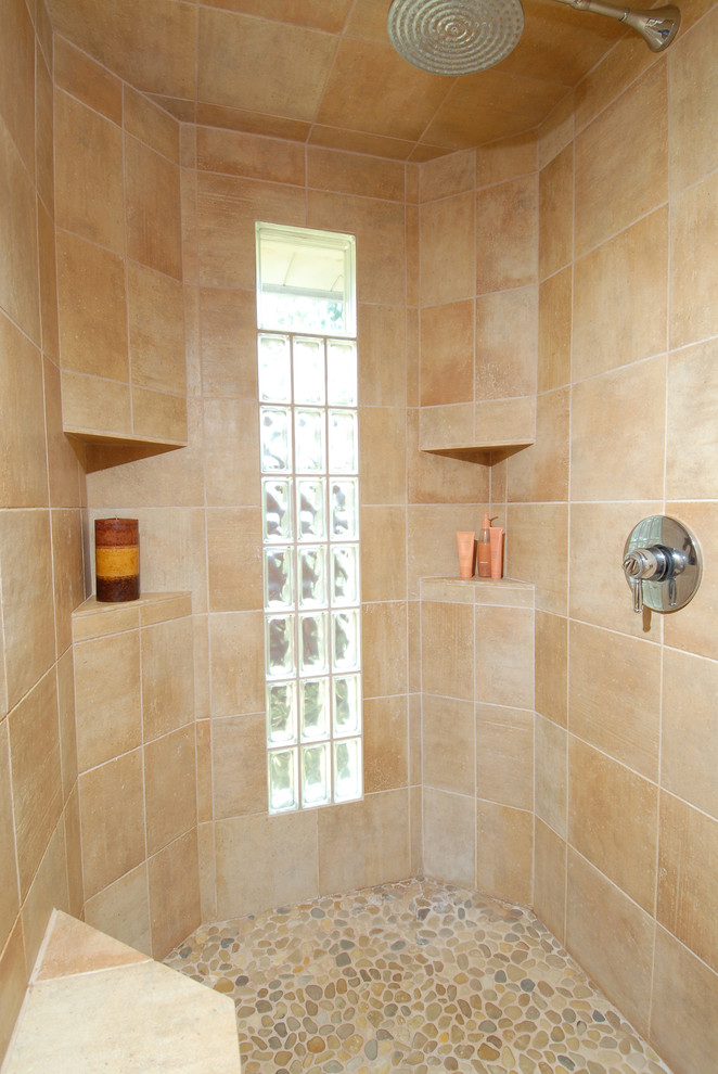 На фото: большая главная ванная комната в стиле фьюжн с душевой комнатой, разноцветной плиткой, керамической плиткой, полом из галечной плитки, разноцветным полом и душем с распашными дверями