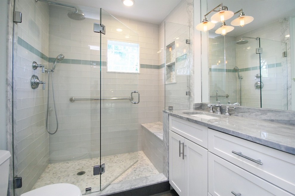 Идея дизайна: главная ванная комната среднего размера в стиле модернизм с фасадами островного типа, белыми фасадами, душем в нише, раздельным унитазом, белой плиткой, плиткой кабанчик, белыми стенами, полом из керамической плитки, накладной раковиной и мраморной столешницей