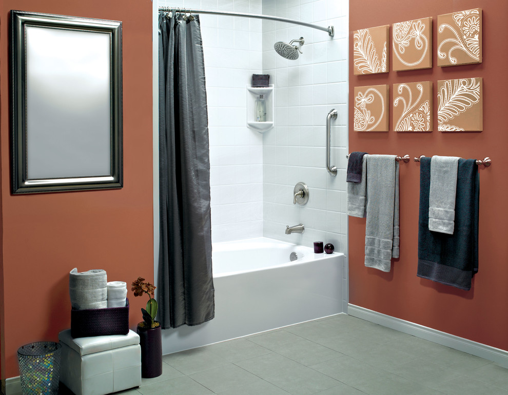 Inspiration för mellanstora klassiska en-suite badrum, med ett badkar i en alkov, vit kakel, porslinskakel, orange väggar, klinkergolv i keramik, en dusch/badkar-kombination, beiget golv och dusch med duschdraperi