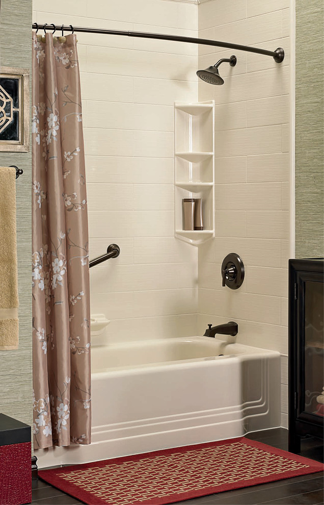 Foto på ett mellanstort orientaliskt en-suite badrum, med ett badkar i en alkov, en dusch/badkar-kombination, vit kakel, keramikplattor, gröna väggar, klinkergolv i keramik, luckor med glaspanel, skåp i mörkt trä, brunt golv och dusch med duschdraperi