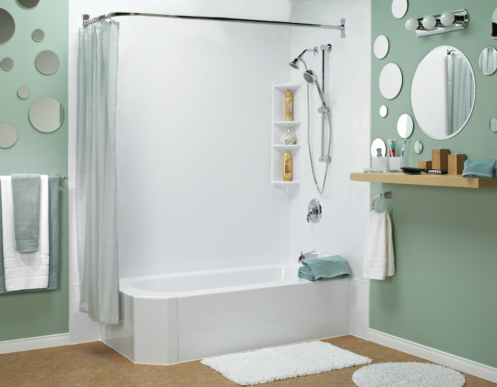 Foto på ett mellanstort vintage badrum, med ett badkar i en alkov, en dusch/badkar-kombination, vit kakel, gröna väggar, korkgolv, beiget golv och dusch med duschdraperi