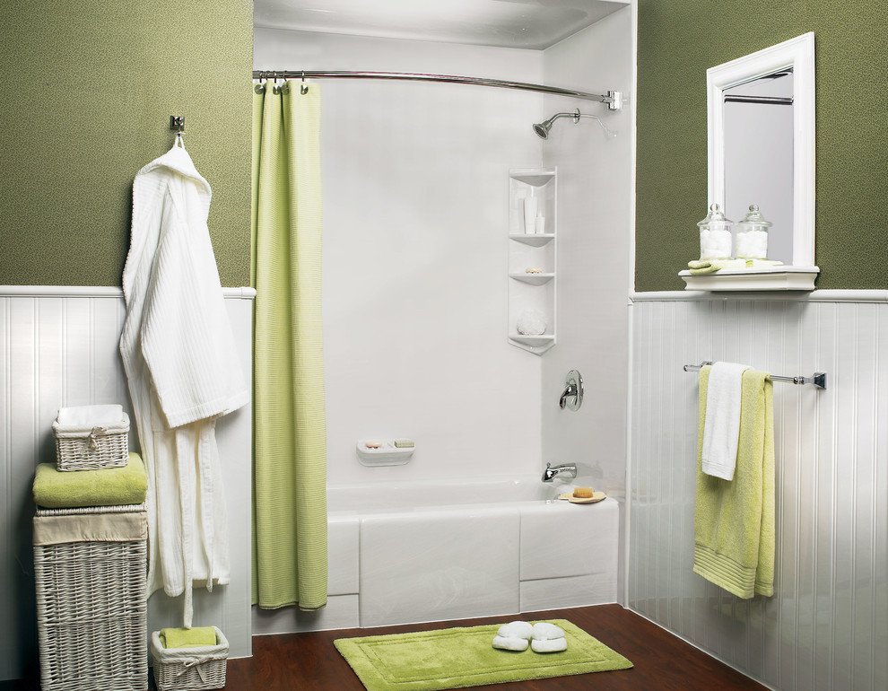 На фото: ванная комната среднего размера в классическом стиле с ванной в нише, душем над ванной, белой плиткой, зелеными стенами, темным паркетным полом, душевой кабиной, керамической плиткой, коричневым полом и шторкой для ванной с