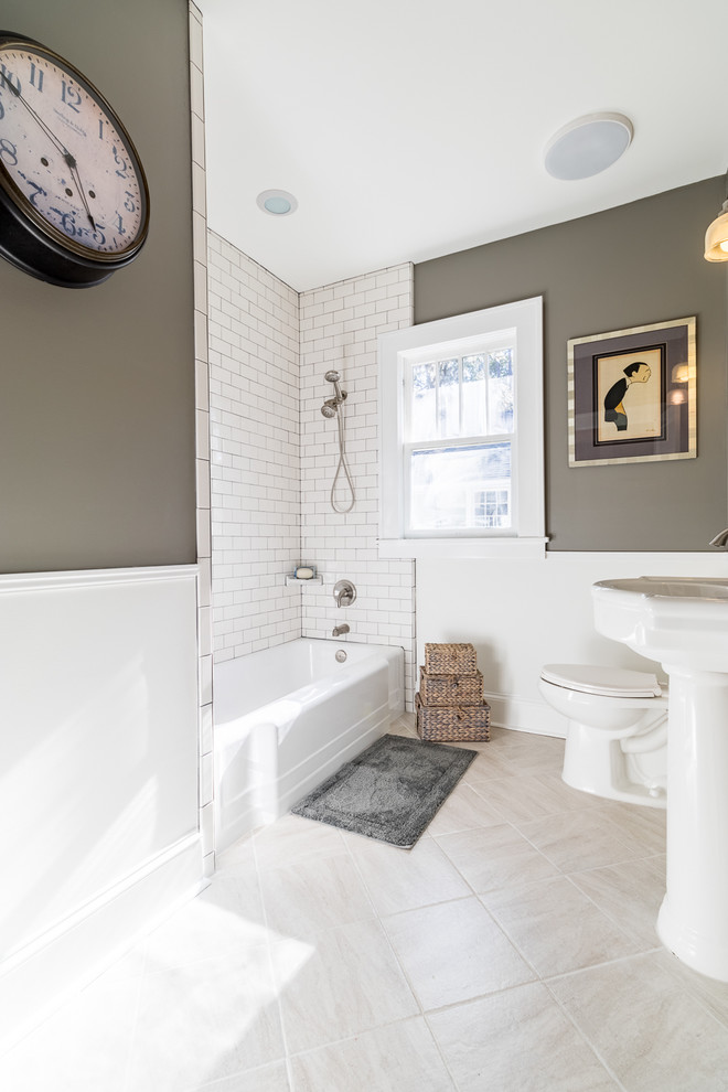 Стильный дизайн: детская ванная комната среднего размера в стиле кантри с ванной в нише, душем над ванной, раздельным унитазом, белой плиткой, серыми стенами, полом из цементной плитки, раковиной с пьедесталом и керамической плиткой - последний тренд