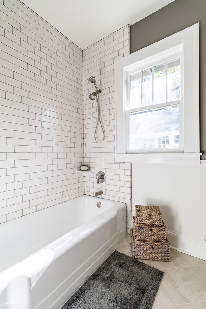 Inspiration för mellanstora amerikanska badrum för barn, med ett badkar i en alkov, en dusch/badkar-kombination, en toalettstol med separat cisternkåpa, vit kakel, keramikplattor, grå väggar, cementgolv och ett piedestal handfat